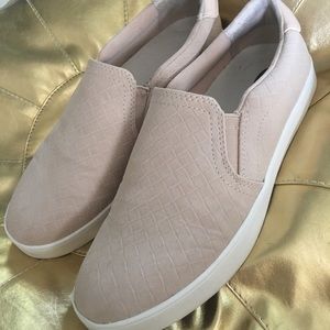 Perfect spring shoes! Similar style to vans!